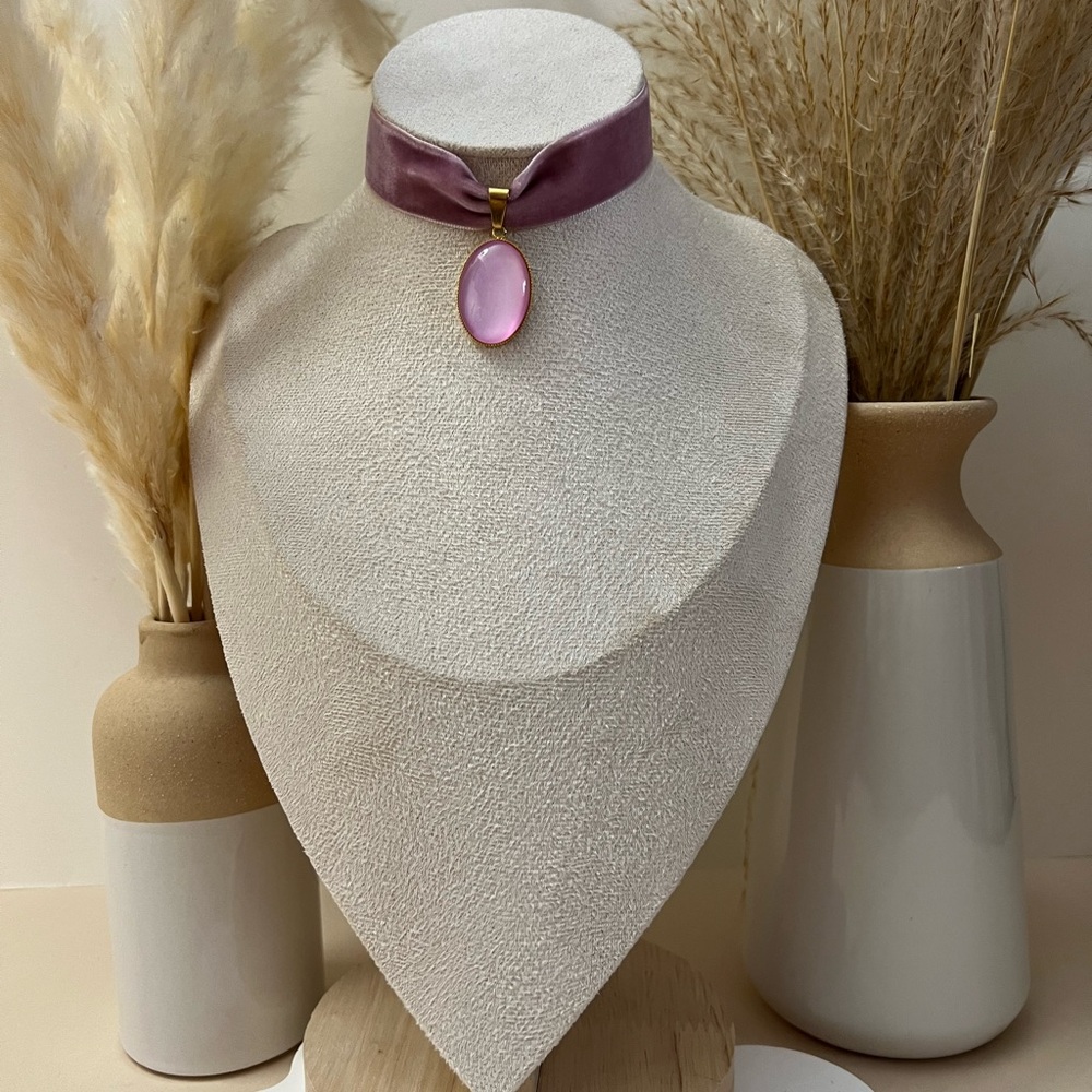 Handmade Po-Of-Color Statement Velvet Choker: Retro Choker Resin Pendant - Picture 15 of 16